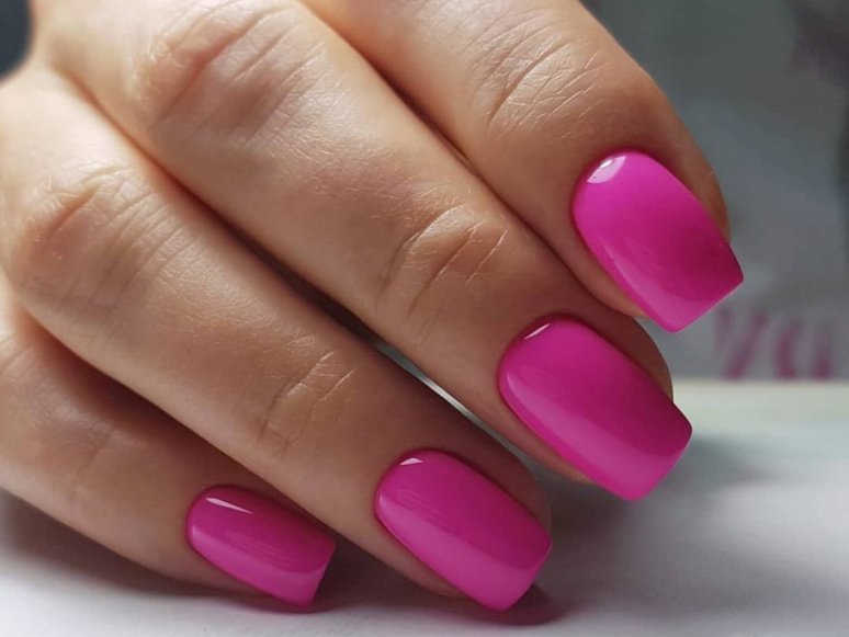 Ярко розовый маникюр с дизайном на короткие и длинные ногти