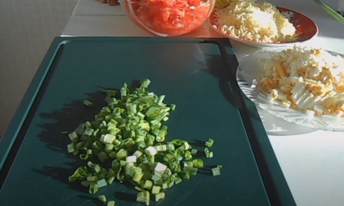 Салат с копченой рыбой горячего копчения