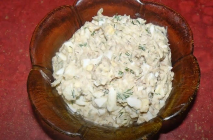 Салат с рыбными консервами - простые и вкусные рецепты