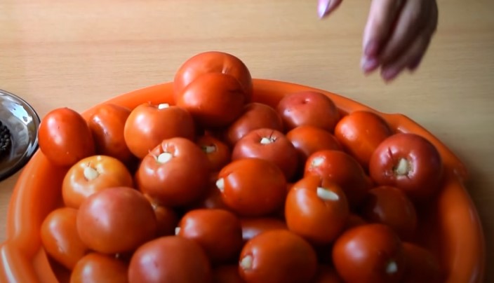 sladkie pomidori s chesnokom vnutri 4