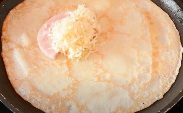Блинчики с ветчиной и сыром: как сделать вкусную начинку?