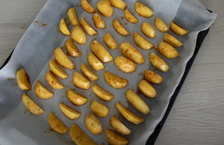 Картошка с курицей в духовке: как сделать сочной и вкусной?